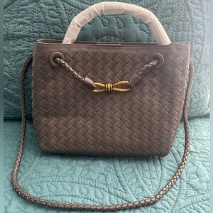 Medium genuine leather hand bag